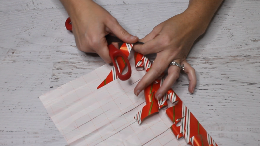 How to Make a Paper Bow Curling the Paper